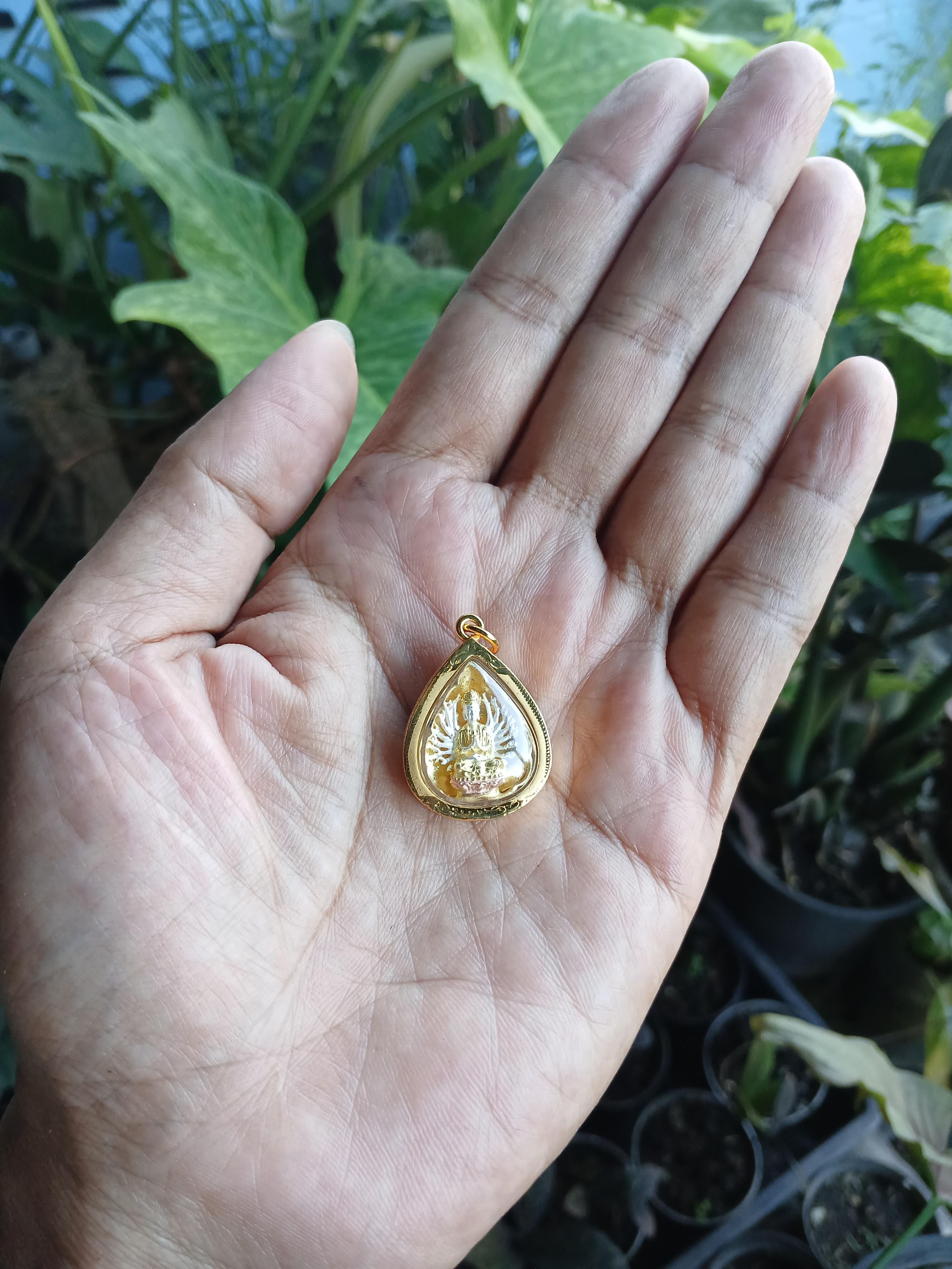 จี้ทรงใบโพธิ์ เจ้าแม่กวนอิม ปางพันมือ งานสวยทำสี 3 กษัตริย์ พร้อมเลี่ยมกรอบไมครอนครับ k2