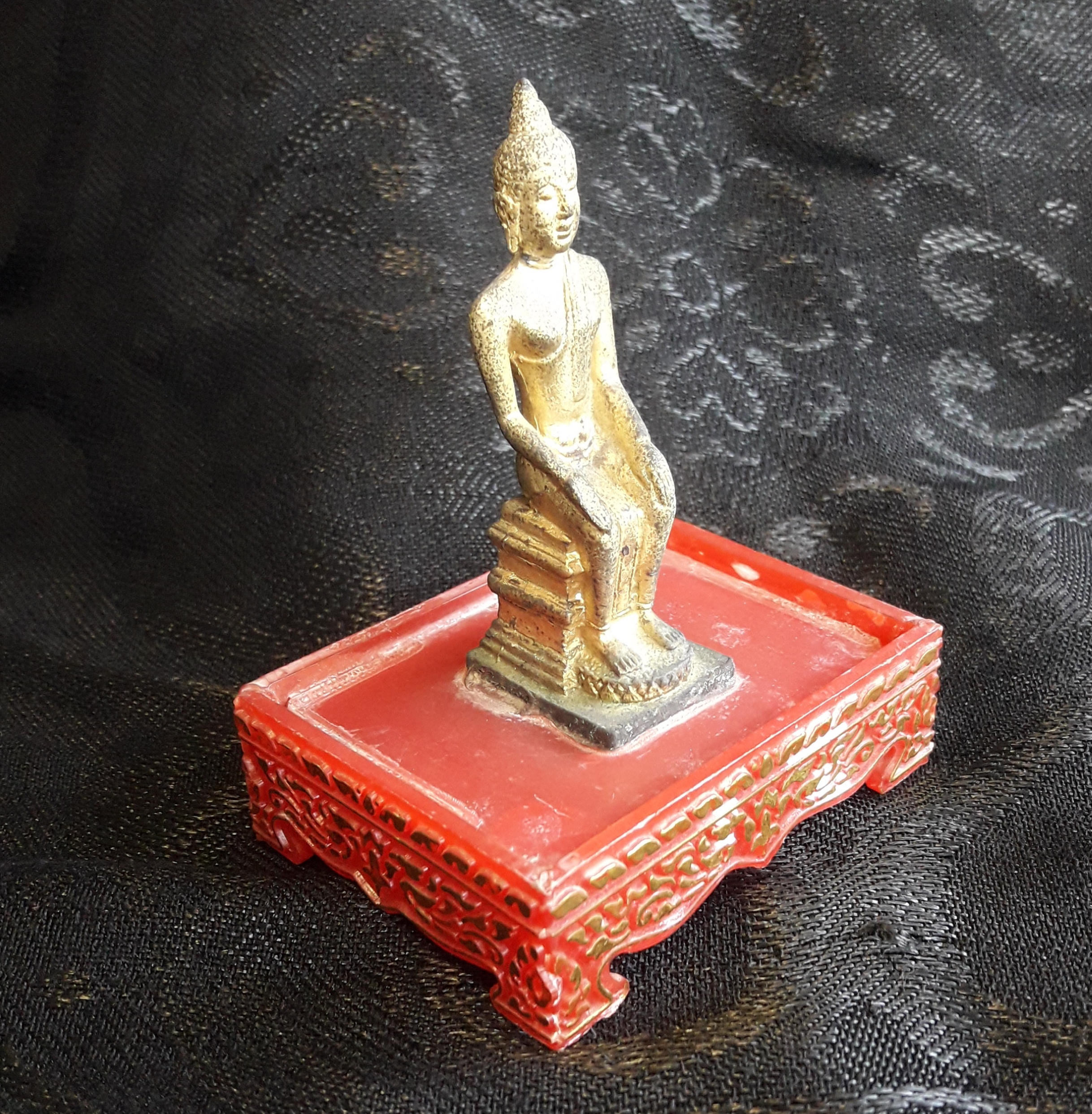 พระบูชา พระพุทธรูปประทับนั่ง พระหัตถ์ขวาวางหงาย-ซ้ายวางคว่ำ เหมือนปางป่าเลไลย์ เนื้อโลหะ ขนาดตั้งหน้ารถ องค์พระสูง 2.4 นิ้ว สูงรวมฐานพลาสติก 3.5 นิ้วครับ