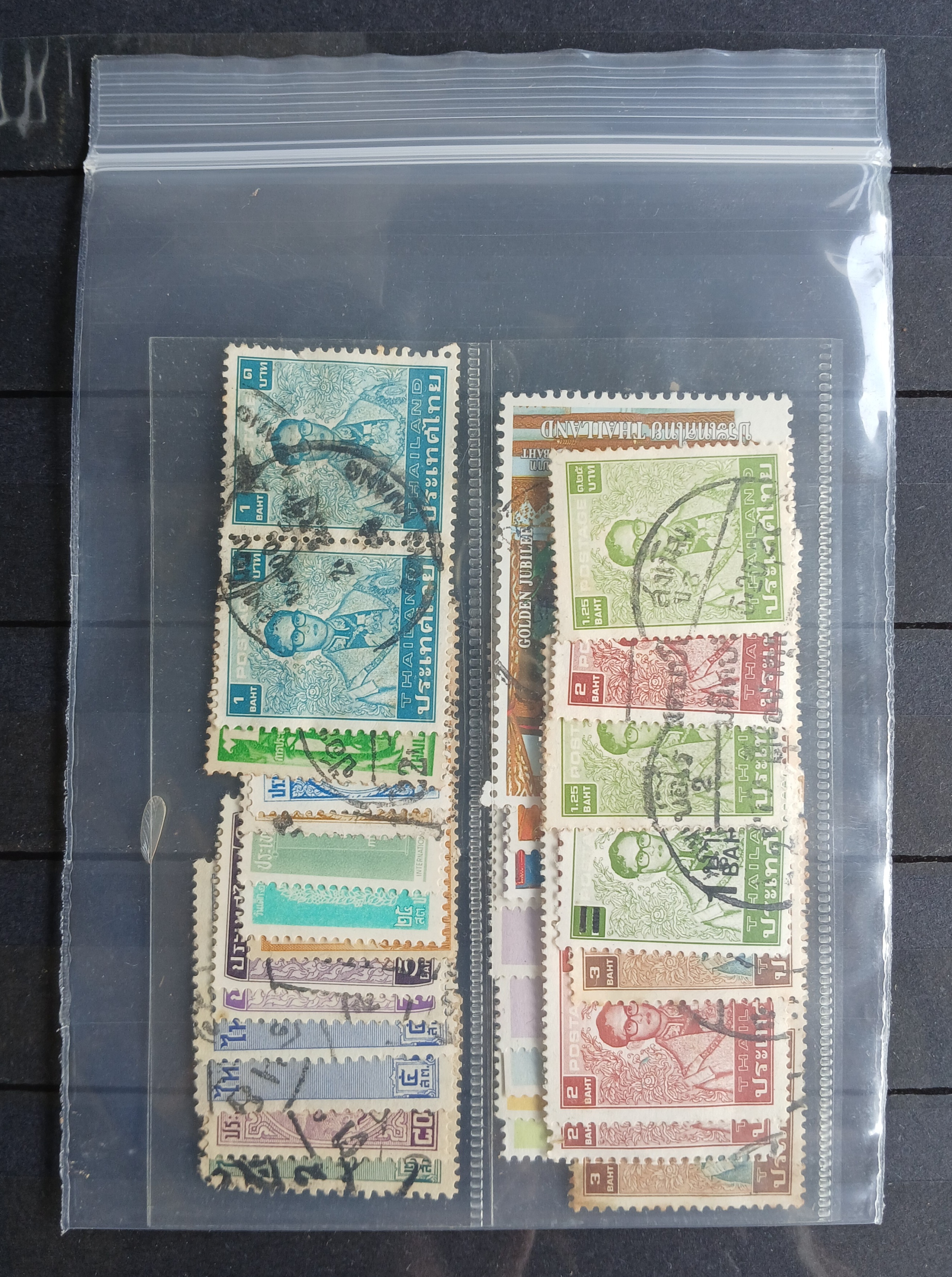 s3455-แสตมป์ไทยใช้แล้ว ติดตราประทับ หลากหลาย มีตัวไทย-อังกฤษ มีแบบคู่ดวงติดกัน รวม 35 ดวง (ในหลวง ดวงใหญ่สีฟ้า ตราลาดกระบัง ชำรุดขอบตัด)