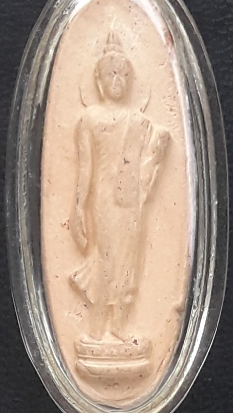 พระลีลา 25 พุทธศตวรรษ ปี 2500 เนื้อดิน สีครีมอมชมพู พร้อมเลี่ยมครับ