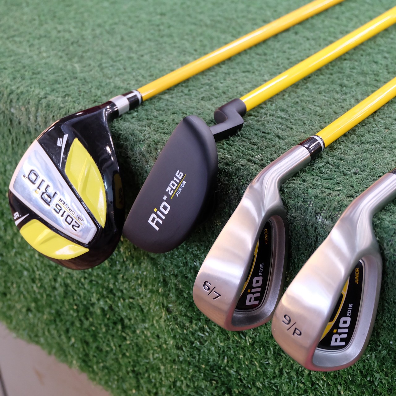 [ สินค้าใหม่ ] ชุดเซ็ทไม้กอล์ฟ สำหรับเด็กช่วงอายุ 9-12 ปี พร้อมกระเป๋า (สีดำ,สีชมพู,สีเหลือง)