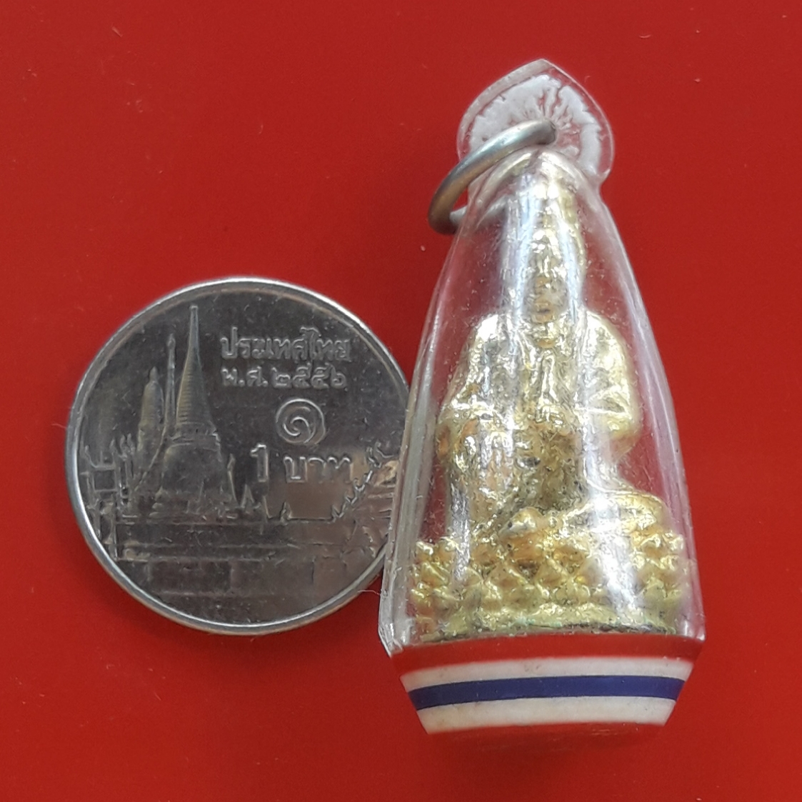 รูปหล่อลอยองค์ พระโพธิสัตว์ เจ้าแม่กวนอิม พุทธสมาคมจี่ฮง แห่งประเทศไทย(จี่ฮงเกาะ) เนื้อกะไหล่ทอง ขนาดห้อยคอ พร้อมเลี่ยมเก่าฐานลายธงชาติ หลวงปู่โต๊ะ วัดประดู่ฉิมพลี เมตตาอธิษฐานจิตปลุกเสกครับ