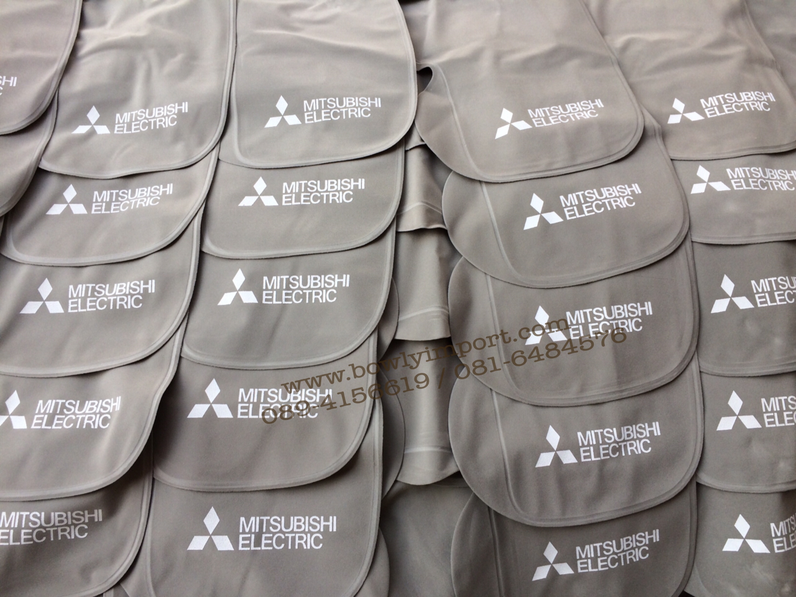 หมอนรองคอเป่าลม เนื้อผ้ากำมะหยี่ พร้อมสกรีนโลโก้