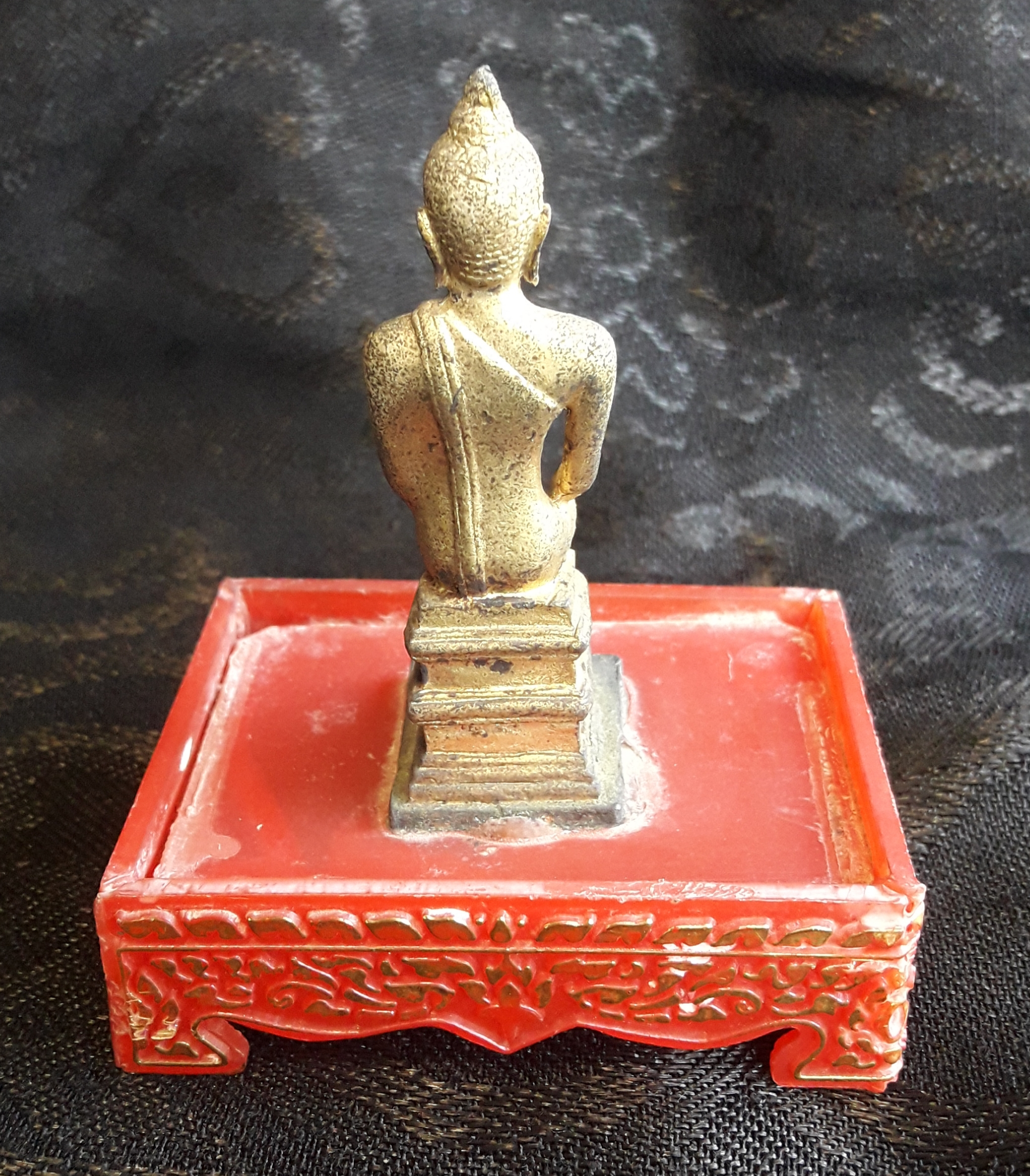 พระบูชา พระพุทธรูปประทับนั่ง พระหัตถ์ขวาวางหงาย-ซ้ายวางคว่ำ เหมือนปางป่าเลไลย์ เนื้อโลหะ ขนาดตั้งหน้ารถ องค์พระสูง 2.4 นิ้ว สูงรวมฐานพลาสติก 3.5 นิ้วครับ