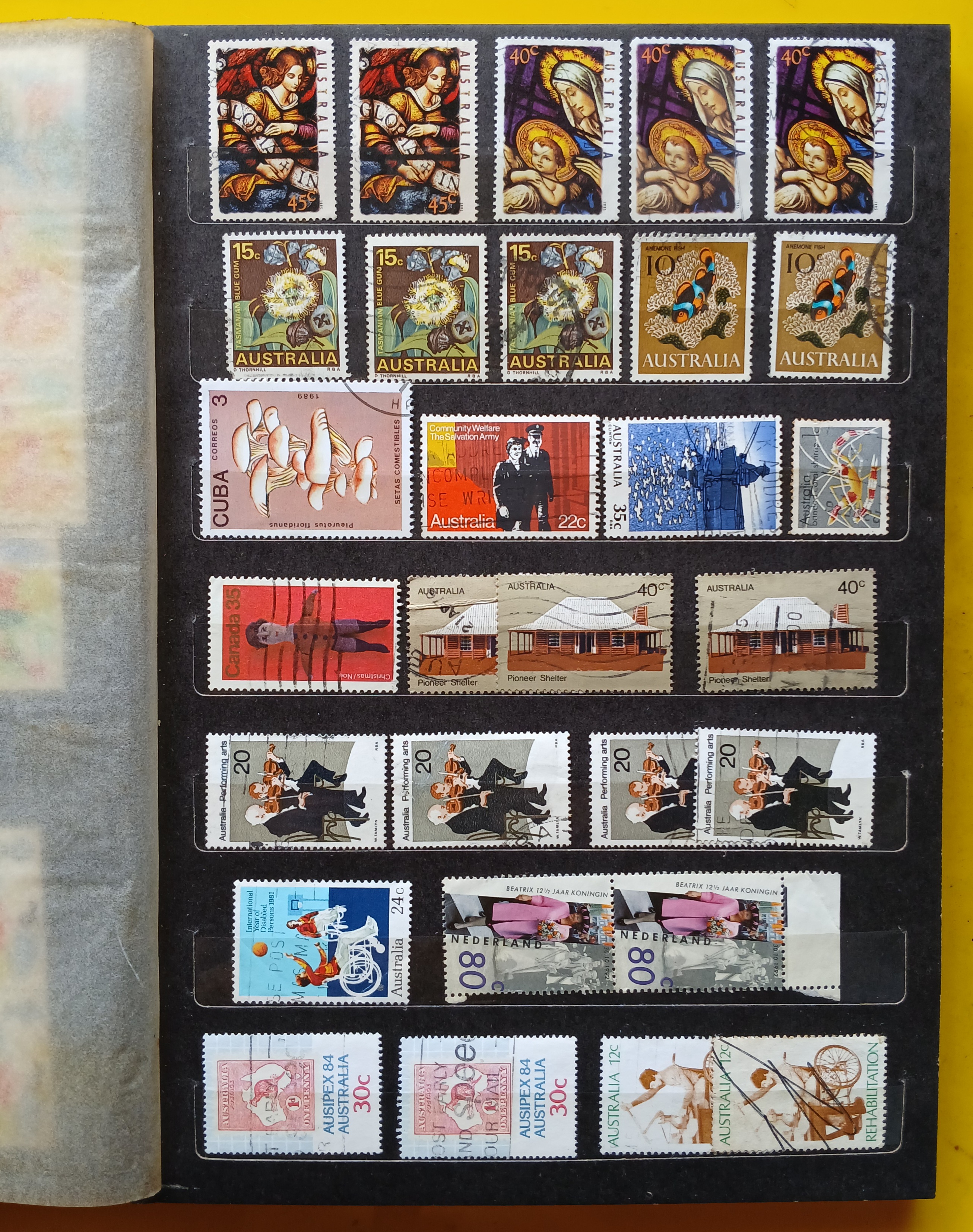 s3449-แสตมป์ต่างประเทศ พร้อมสมุด รวม 14 หน้า / 417 ดวง +โปสการ์ด ติดแสตมป์ต่างประเทศ ใช้แล้ว 4 ใบ +ซองส่งจริง ต่างประเทศส่งมาไทย 4 ซอง