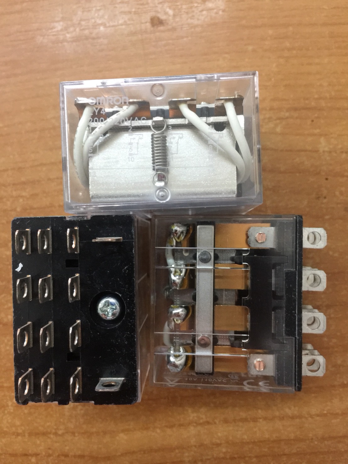 รีเลย์ LY4 220VAC "Omron"