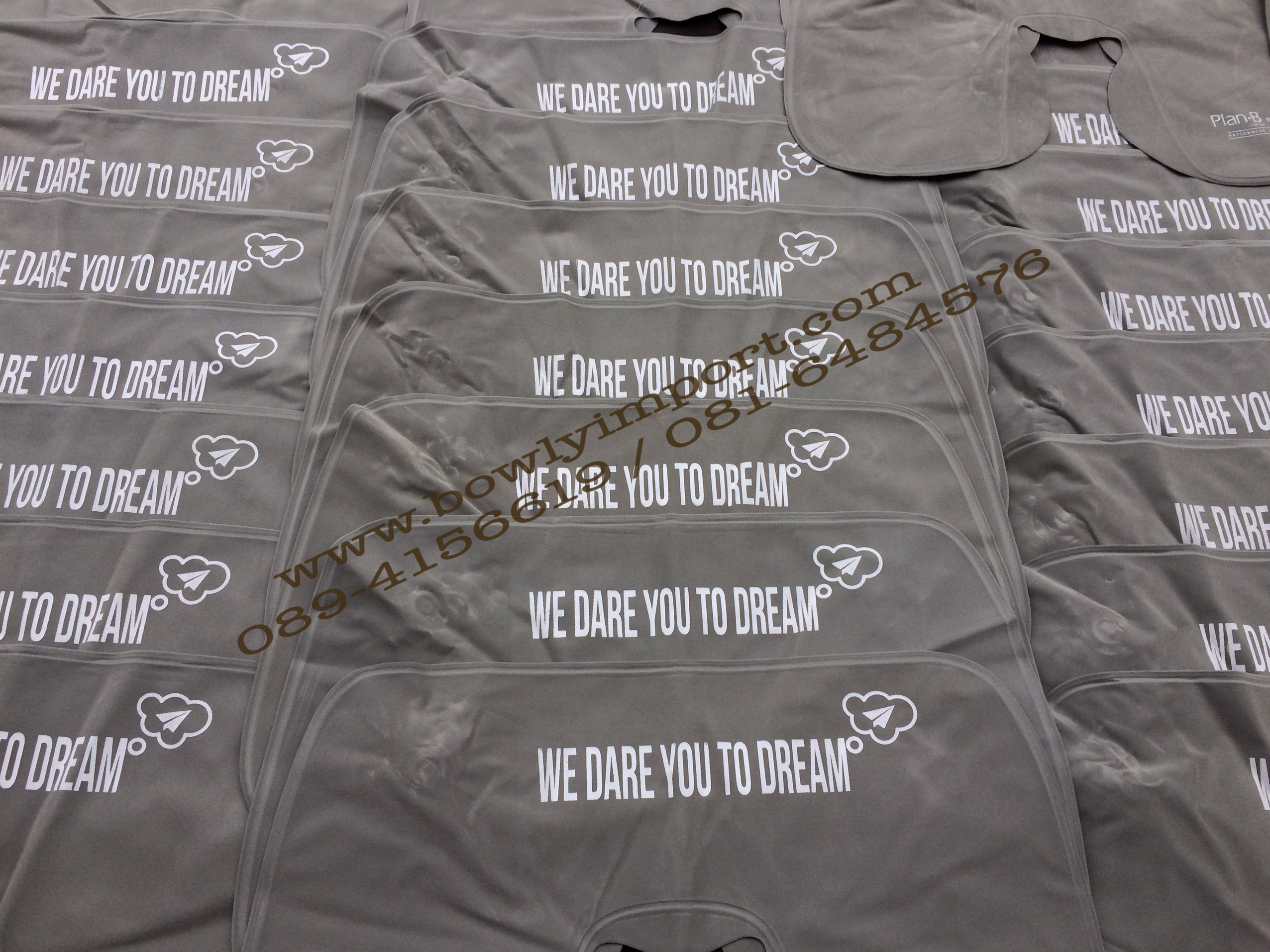 หมอนรองคอเป่าลม เนื้อผ้ากำมะหยี่ พร้อมสกรีนโลโก้