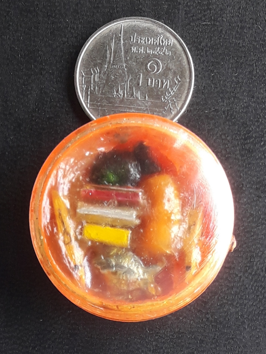 ตลับสีผึ้งสาริกา ปลาตะเพียนคู่ ตะกรุดสามดอก เก่าไม่ทราบที่ครับ