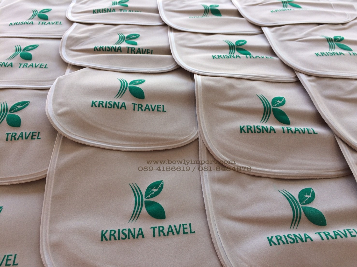 หมอนรองคอเป่าลม เนื้อผ้ากำมะหยี่ พร้อมสกรีนโลโก้