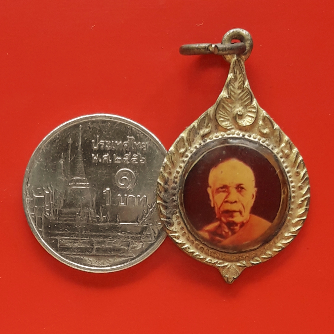 ล็อกเก็ต หลวงพ่อสด วัดปากน้ำ ภาษีเจริญ กรุงเทพมหานคร พร้อมกรอบโลหะกะไหล่ทอง หลังยันต์ ไม่ทราบปีสร้างครับ