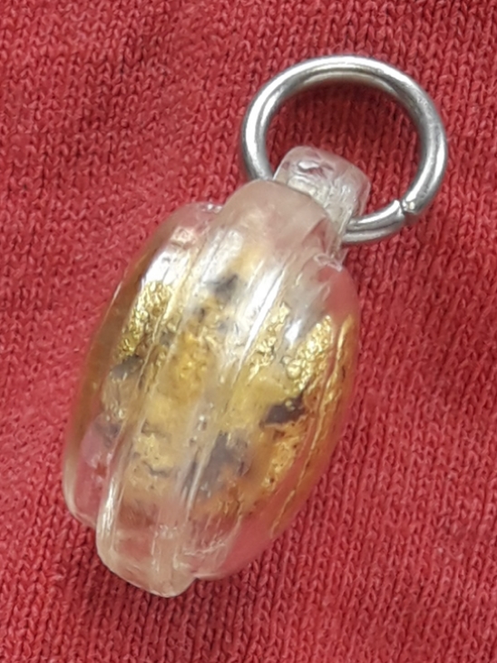 ลูกอมชานหมาก ปิดทอง หลวงปู่หงษ์ พรหมปัญโญ สุสานทุ่งมน จ.สุรินทร์ พร้อมเลี่ยมครับ