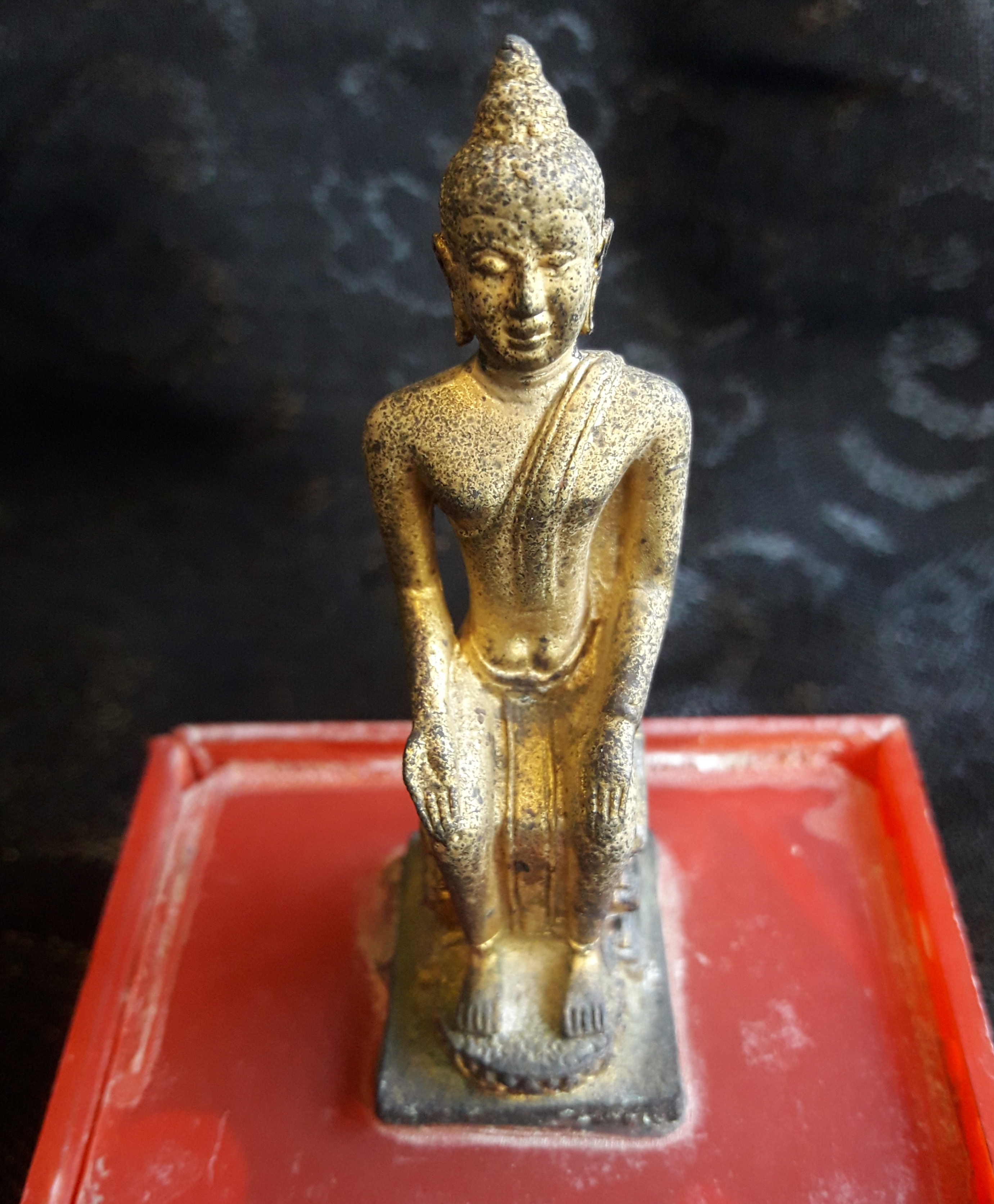 พระบูชา พระพุทธรูปประทับนั่ง พระหัตถ์ขวาวางหงาย-ซ้ายวางคว่ำ เหมือนปางป่าเลไลย์ เนื้อโลหะ ขนาดตั้งหน้ารถ องค์พระสูง 2.4 นิ้ว สูงรวมฐานพลาสติก 3.5 นิ้วครับ