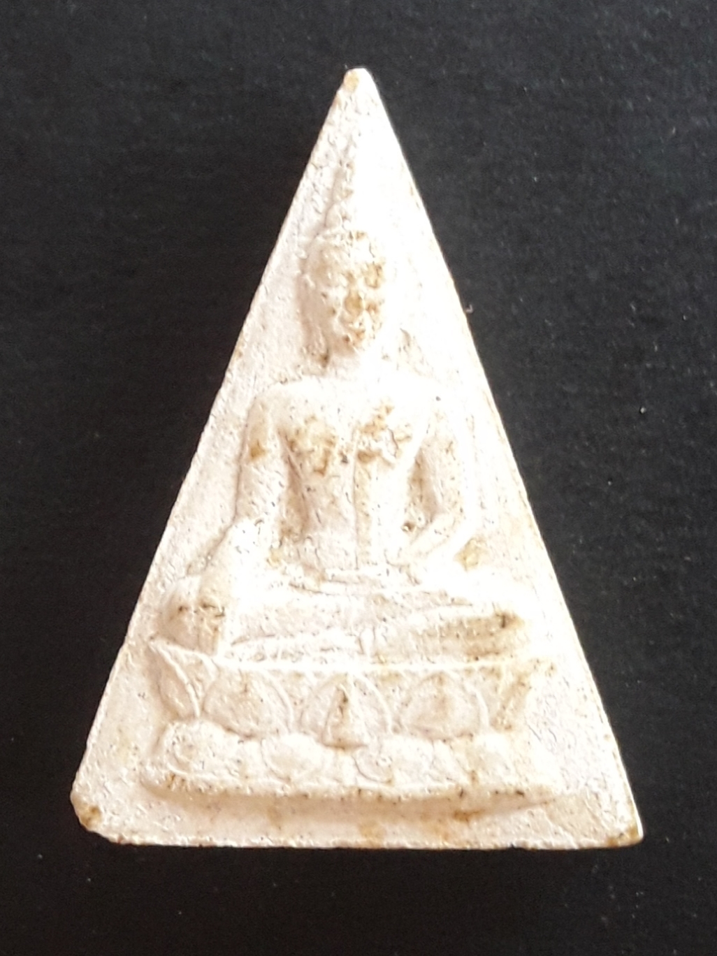 พระพุทธนวราชบพิตร หลัง ภปร. พิมพ์สามเหลี่ยม วัดบวรนิเวศวิหาร กรุงเทพฯ ปี 2529 เนื้อผงผสมมวลสารผงจิตรลดาพระราชทาน