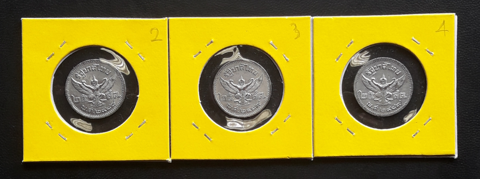 เหรียญรัชกาลที่ 8 หลังครุฑพ่าห์ ชนิดราคา 25 สตางค์ พ.ศ.2489 รวม 3 เหรียญ เนื้อดีบุก สภาพดี ยังมีผิวปรอท ใส่เม้าท์แล้ว