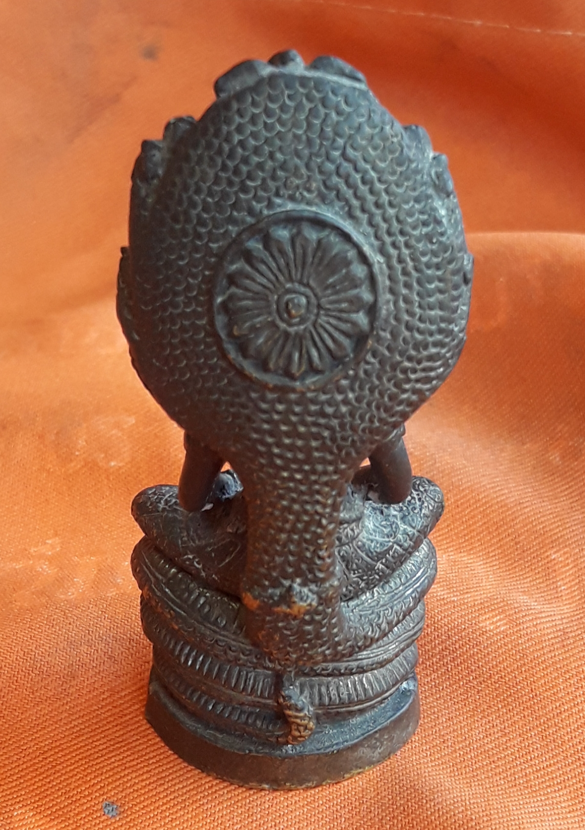 พระนาคปรก 7 เศียร เนื้อโลหะ 2 ถอด ขนาดตั้งหน้ารถ หน้าตัก 1.2 นิ้ว สูงรวม 3.2 นิ้ว ฐานกว้าง 1.2 นิ้ว โดยประมาณ ไม่ทราบที่ครับ