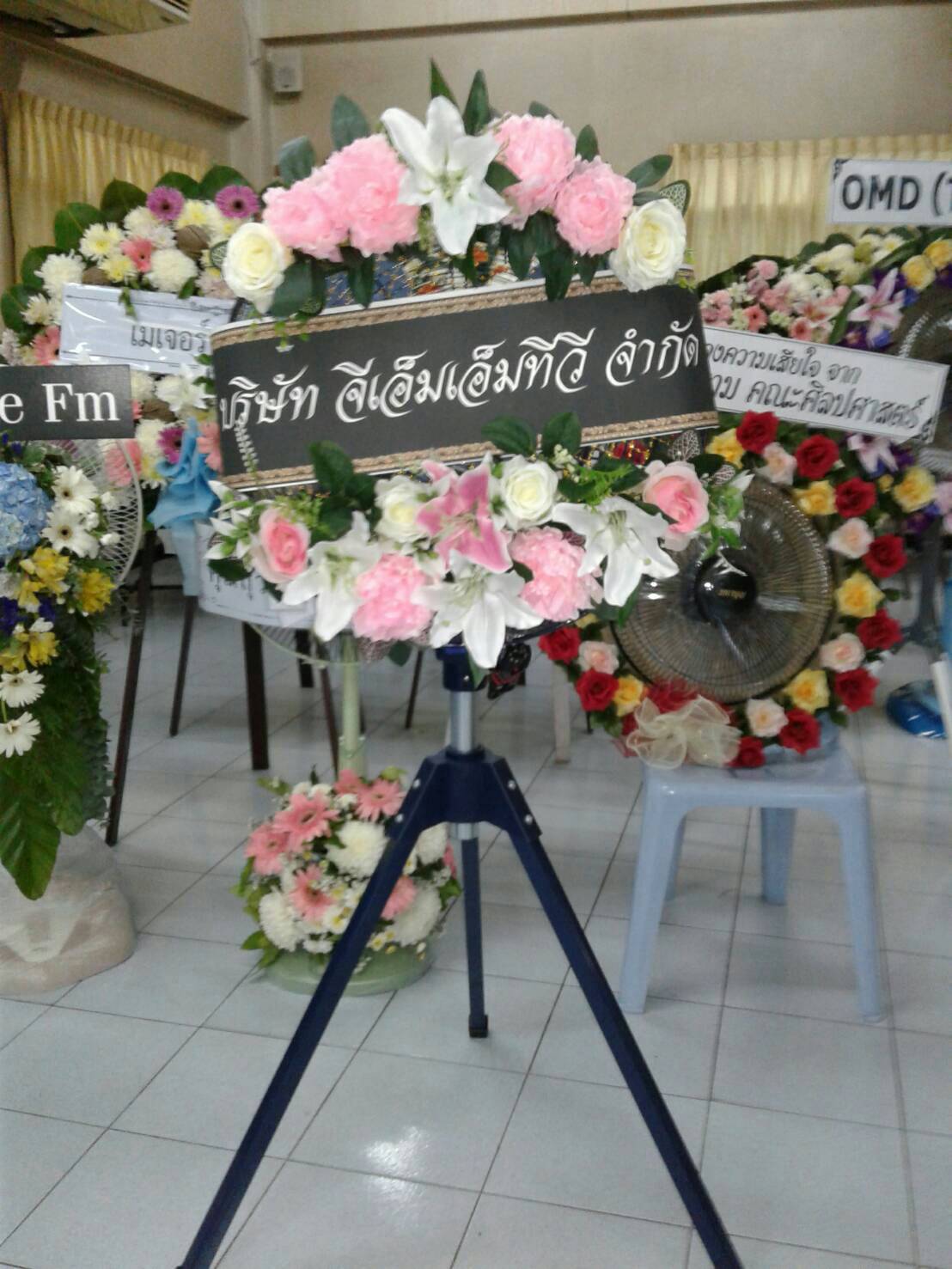 พวงหรีดพัดลมอุตสาหกรรม_20นิ้ว ช่อดอกไม้โทนชมพู+ขาว ประดับ2ด้าน