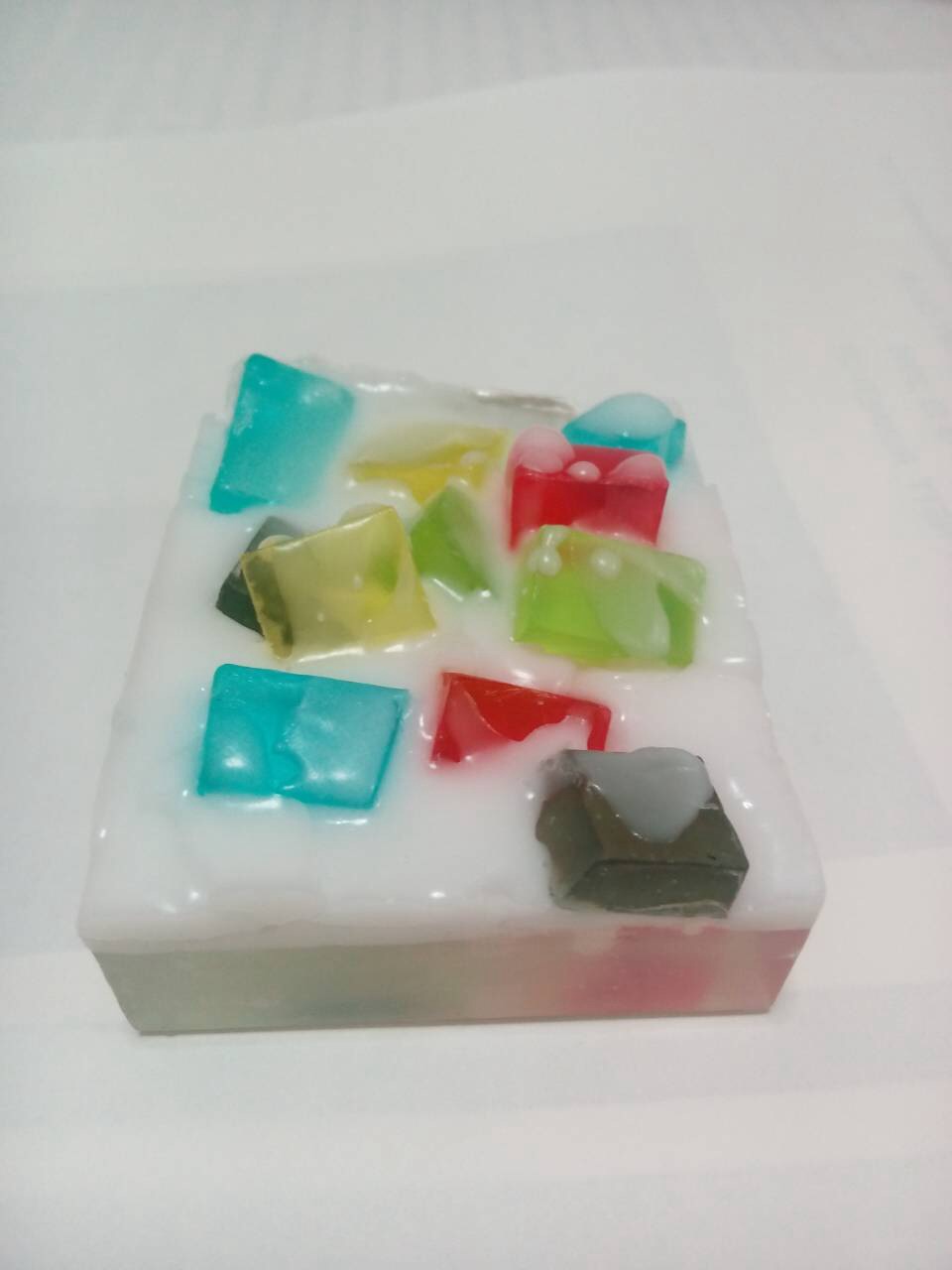 สบู่สี่เหลี่ยม กลิ่นผลไม้ เล่นลาย 100กรัม - 002519