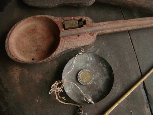 ตาชั่งโบราณ ชั่งทอง ชั่งฝิ่น คานทำจากกระดูกสัตว์ พร้อมกล่องไม้แกะ สภาพดีครับ