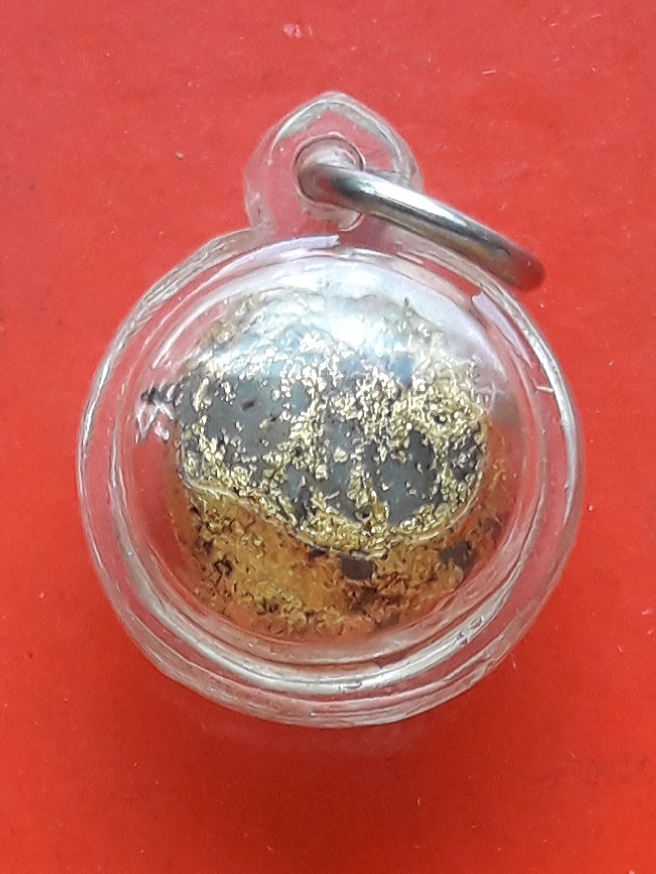 ลูกอมชานหมาก ปิดทอง หลวงปู่หงษ์ พรหมปัญโญ สุสานทุ่งมน จ.สุรินทร์ พร้อมเลี่ยมครับ