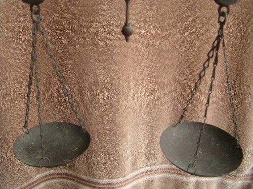 ตาชั่งโบราณ ชั่งทอง ชั่งของชิ้นเล็ก ทำจากโลหะ มีตอกตราครุฑ และเลข ๓๐๐ ก สภาพดีครับ