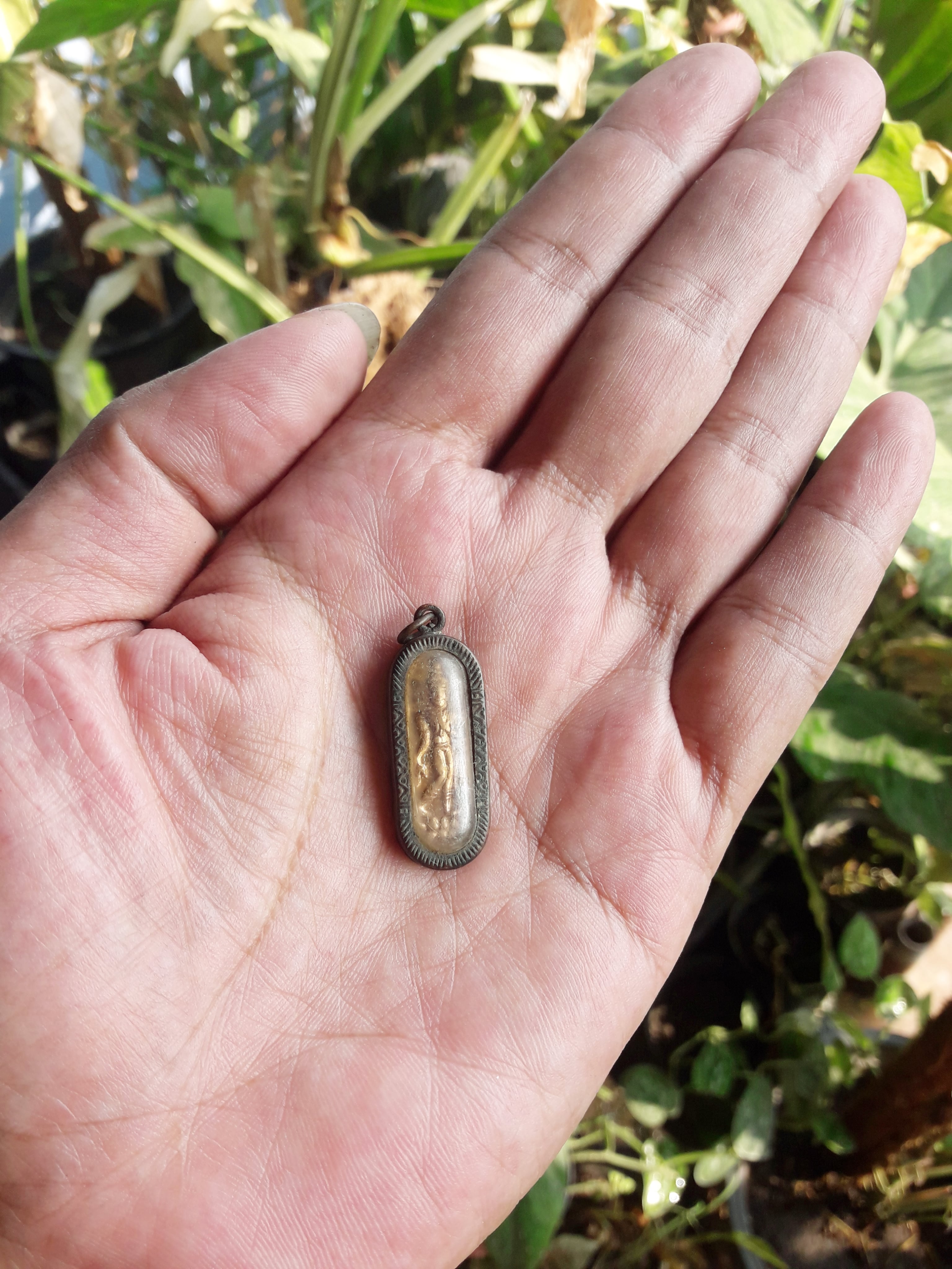 พระลีลา 25 พุทธศตวรรษ ปี 2500 พิมพ์เล็ก สองหน้า โลหะผสม พร้อมเลี่ยมเดิมครับ