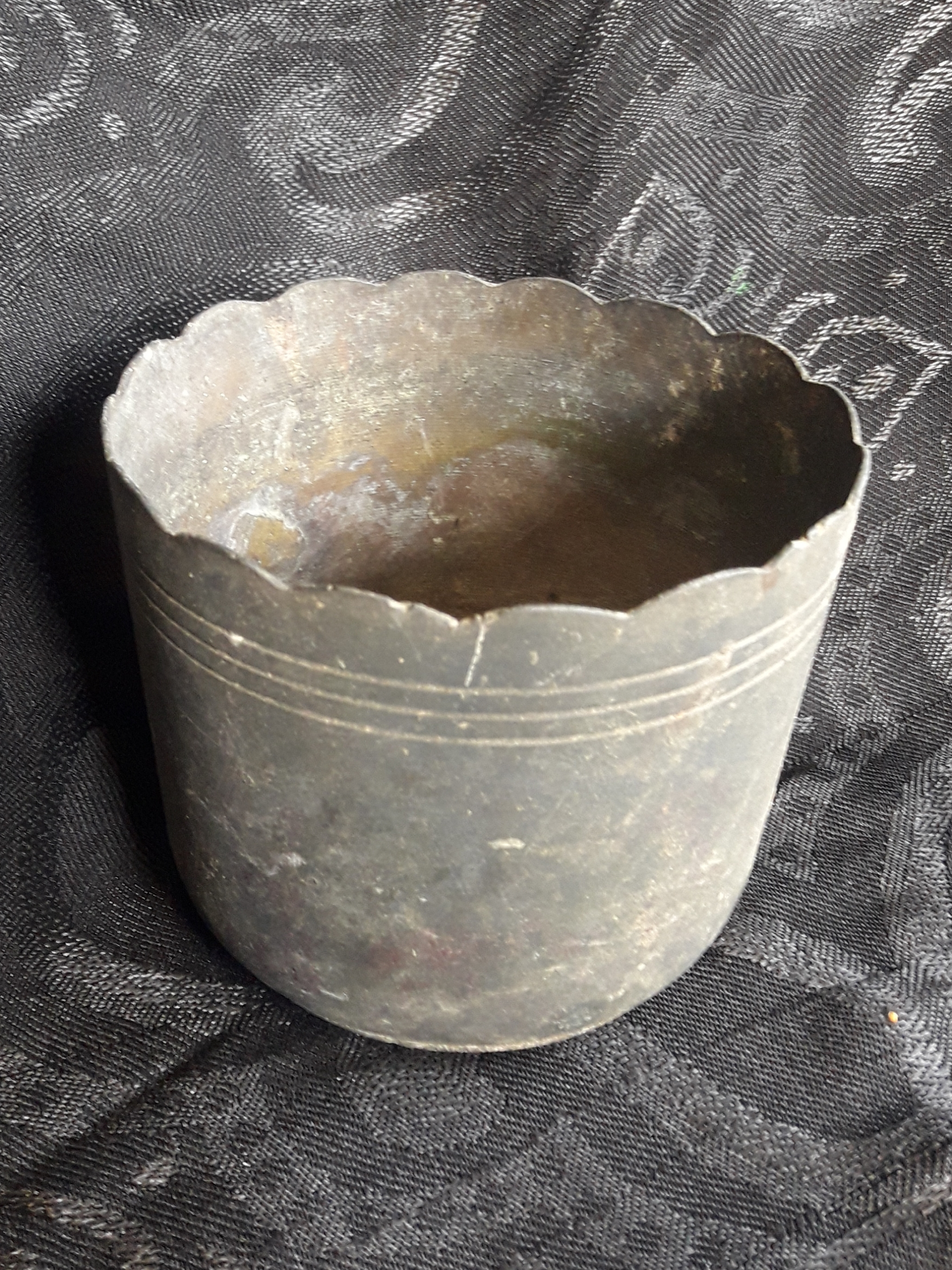 กระถางธูปทองเหลืองเก่า แบบปากจีบ ขนาดเส้นผ่าศูนย์กลางวัดจากปากกระถางธูป 4.5 นิ้ว