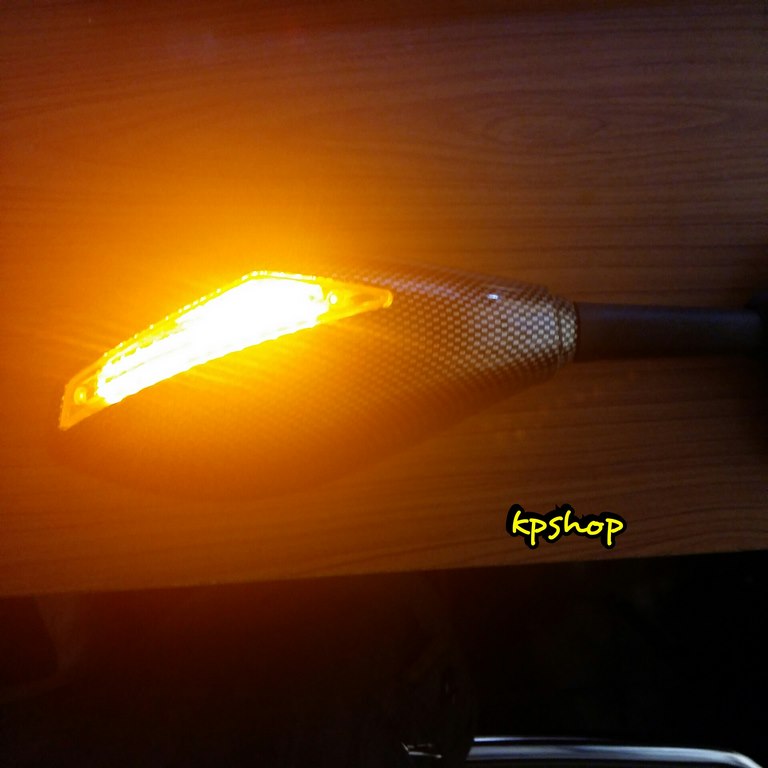 กระจกแต่งพร้อมไฟเลี้ยวในตัว