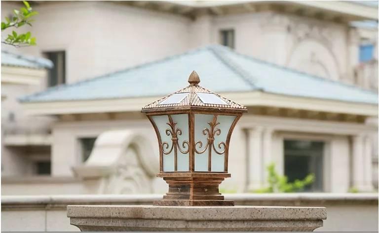 [2 IN1 Solar ] Solar outdoor wall lights ! โคมไฟหัวเสาโซล่าเซลล์ รุ่น 2 เเสง เเสง white เเละ เเสง warmwhite ในโคมเดียว body bronze สไตล์โมเดริ์น หรูหรา ทรงสี่เหลี่ยม วัสดุอะลูมิเนียมทนทา โคมไฟหัวเสา Solar โคมไฟพลังงานเเเสงอาทิตย์