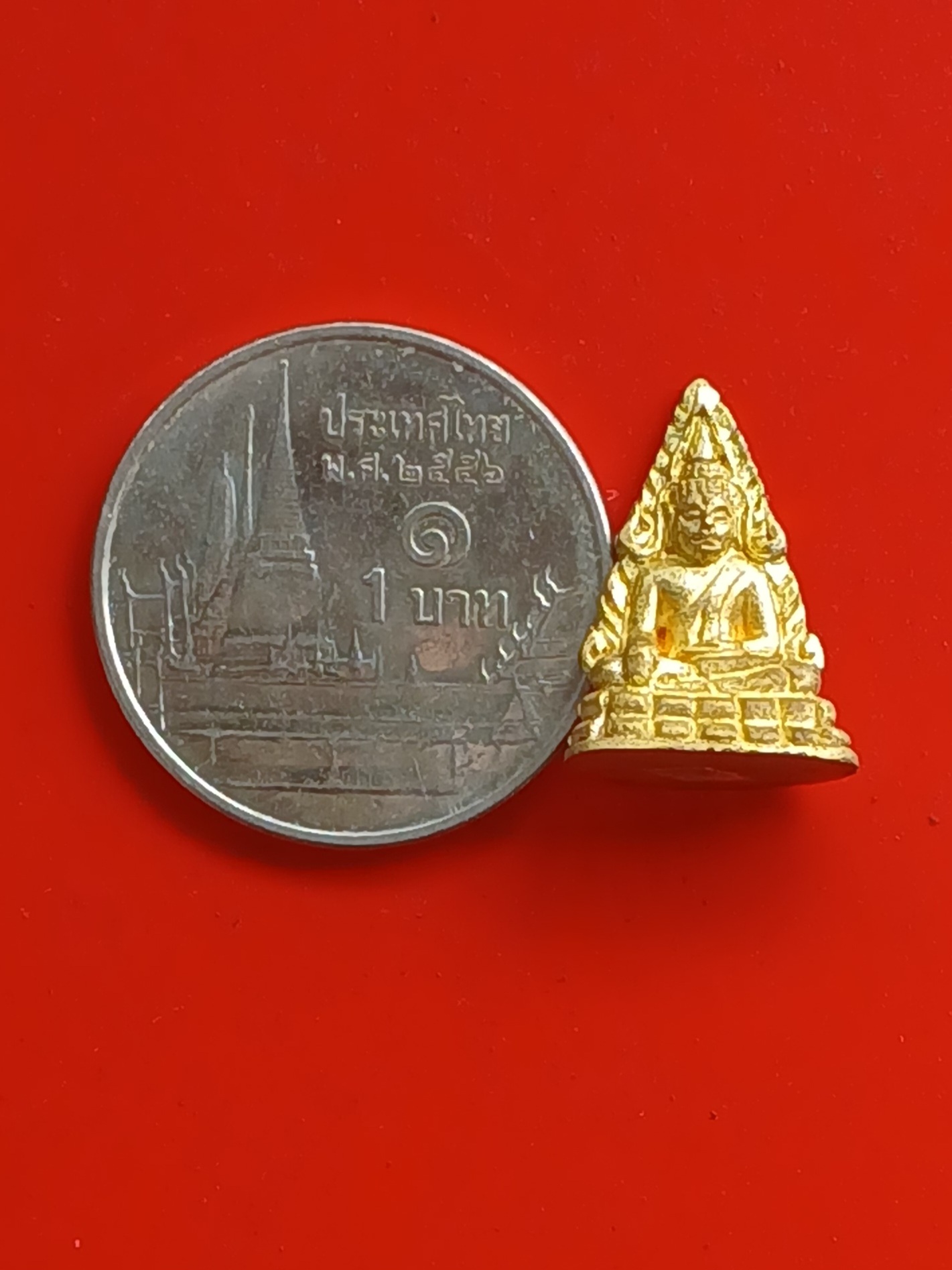 พระชัยวัฒน์พระพุทธชินราช รุ่นมหาจักรพรรดิ ปี 2545 วัดพระศรีรัตนมหาธาตุวรมหาวิหาร จ.พิษณุโลก เนื้อสำริด พร้อมกล่องเดิมครับ