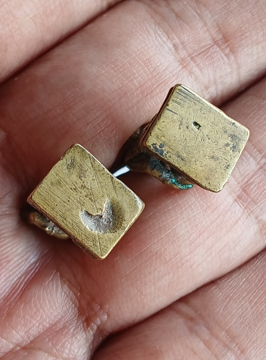 แม่นางกวัก ลอยองค์ เนื้อโลหะ รวม 2 องค์ ไม่ทราบที่ครับ