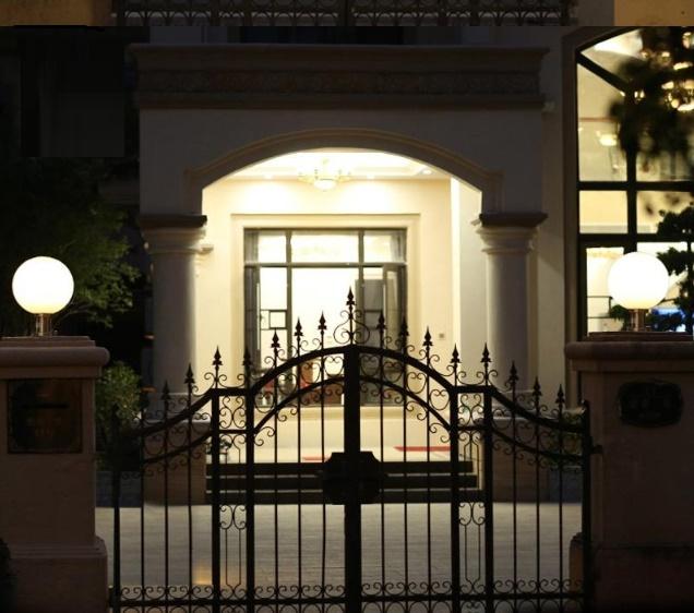 Solar Lamp ! โคมไฟหัวเสาโซล่าเซลล์ ทรงกลม 20 CM เเสงวอร์มไวท์ (warmwhite) โคมไฟพลังงานเเเสงอาทิตย์ เหมาะสำหรับใช้ติดเป็นโคมไฟหัวเสาโซล่าเซลล์หน้าบ้านหรือทางเดิน จำนวน 1 ชิ้น