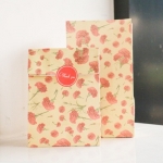 ซองกระดาษขยายข้างสีครีมลายดอกไม้สีชมพู ขนาด 13x23+7.8 cm. แพ็ค90ชิ้น