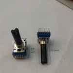 โวลุ่ม10KBทรงสี่เหลี่ยมสีฟ้า6ขางอรุ่นไม่มีเกลียวแกนยาวสีดำ+ขอบไม่มีเกลียว23มม.ใช้ในเครื่องขยายเสียง,มิกเซอร์MIXER,B103,B10K,โวลุ่มฺฺสี่เหลี่ยมสีฟ้า6ขาโวลุ่มฺเหลี่ยม6ขาราคาตัวล่ะ