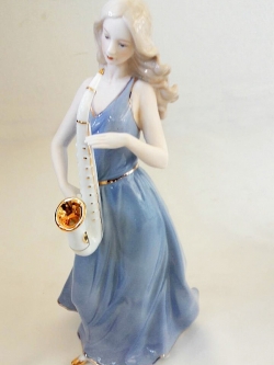 ตุ๊กตาวินเทจสวยๆ รูปหญิงสาวเป่าแซก ของขวัญวันขึ้นบ้านใหม่สุดคลาสสิค