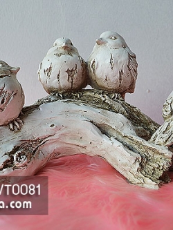 นกขาว 4 ตัว ยืนเกาะขอนไม้แห้ง