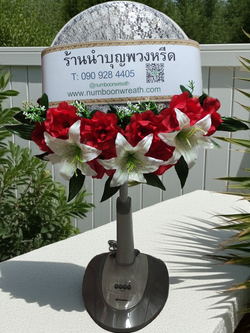 พวงหรีดพัดลมสไลด์_16นิ้ว ช่อดอกไม้โทนขาวแดง(HATARI-IMARFLEX-SHARP)