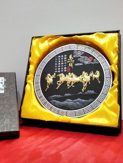 รูปม้า 8 ตัววิ่งเข้าบ้าน