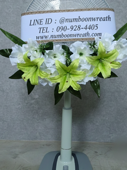 พวงหรีดพัดลมฮาตาริปรับความสูงได้ ใบพัด16นิ้ว ดอกไม้โทนเขียวขาว