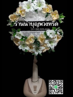 พวงหรีดพัดลมสไลด์_18นิ้ว ช่อดอกไม้โทนขาวโอลด์โรสประดับเต็มวง(HATARI)