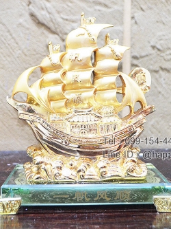 เรือใบมงคลฐานแก้ว ของขวัญที่ระลึกวันขึ้นบ้านใหม่