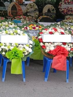 พวงหรีดดอกไม้สด