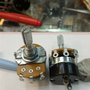 108*โวลุ่มมีสวิทช์5ขาแกน+เกลียวยาวมมโวลุ่มมีสวิทช์ใหญ่ตัวอ้วน24MMราคาตัวล่ะ